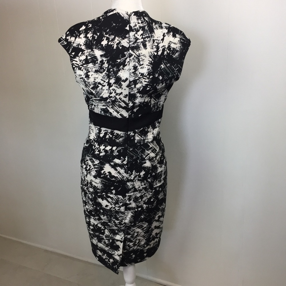 Chaya Dress Sz 10 Black White Sheath Flattering MG - Picture 2 of 6